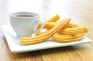 Churros com chocolate. Tradicionais nos cafés da Espanha. Churros
